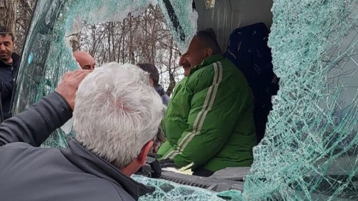 Tunceli'de dağdan kopan kaya araca girdi! 1 kişi hayatını kaybetti